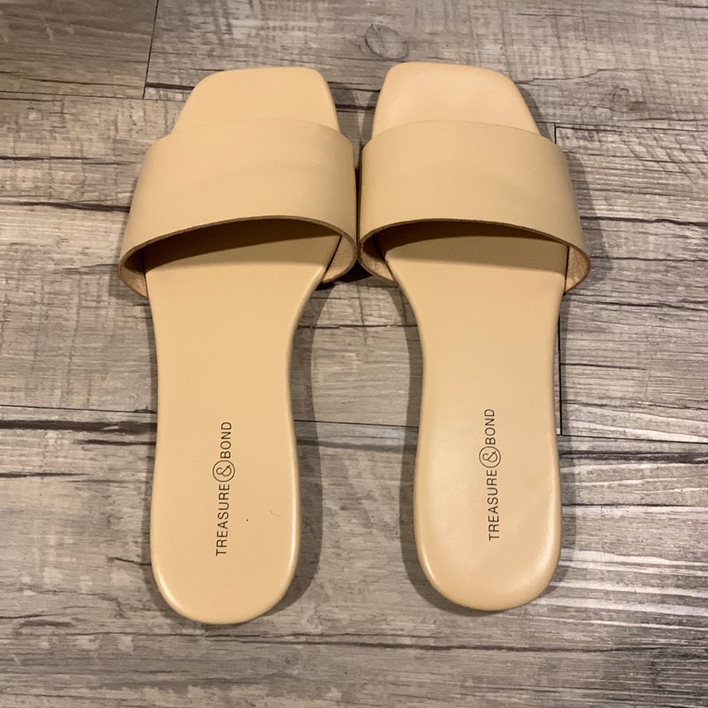 Like New Treasure & Bond Sandals